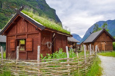 Geleneksel Norveç ahşap evleri. Norveç 'in çatısında çimenler var..