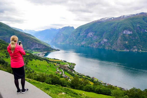 Norveç 'teki Aurlandsfjord manzarası.