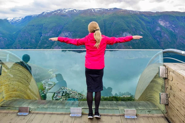 Chica en el mirador Stegastein en Noruega . — Foto de Stock