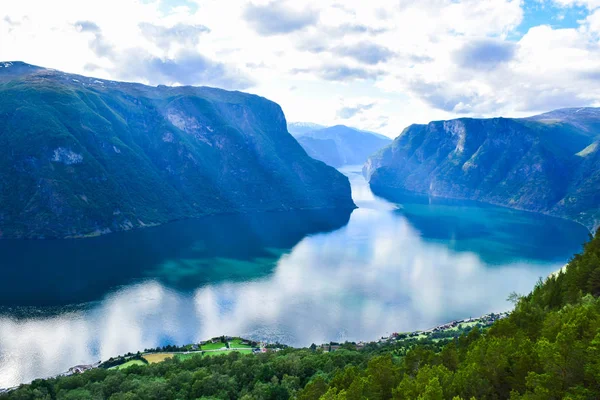 ノルウェーのアウランズフィヨルドの風景. — ストック写真