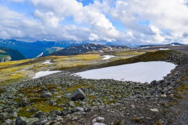 Güzel dağ manzarası. Kar yolu Aurlandsvegen. Norveç.