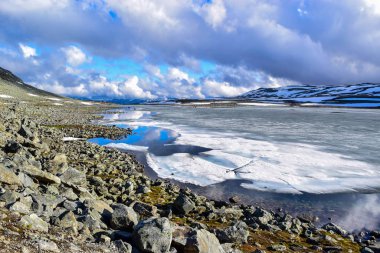Güzel dağ manzarası. Kar yolu Aurlandsvegen. Norveç.