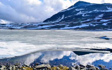 Güzel dağ manzarası. Kar yolu Aurlandsvegen. Norveç.