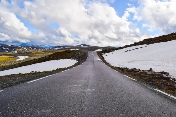 Strada nazionale della neve turistica Aurlandsvegen in Norvegia . — Foto Stock