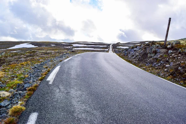 Ruta nacional de nieve turística Aurlandsvegen en Noruega . — Foto de Stock