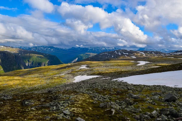 Il bellissimo paesaggio montano. Strada della neve Aurlandsvegen. Paesi Bassi . — Foto Stock