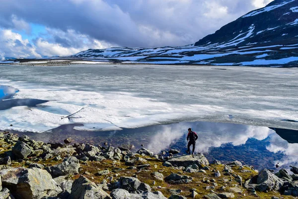 Le touriste près de la route des neiges Aurlandsvegen. Norvège . — Photo