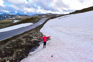 Aurlandsvegen yolundaki turist kadın. Norveç.