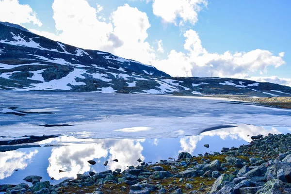 A gyönyörű hegyi táj. Havas út Aurlandsvegen. Norvégia. — Stock Fotó