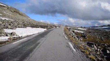 Ulusal turist kar yolu Aurlandsvegen (F243) dağları aşıyor. Norveç.