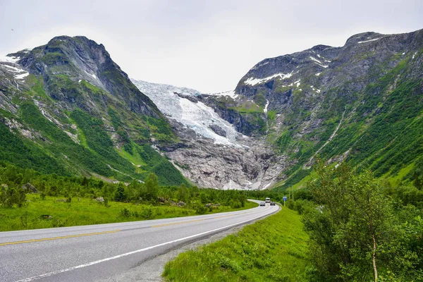 Norveç 'teki Boyabreen buzuluna giden yol.. — Stok fotoğraf