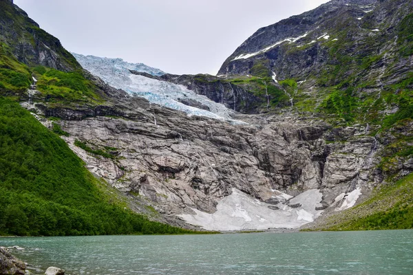 De Boyabreen gletsjer in Noorwegen. Het meer met helder water. — Stockfoto