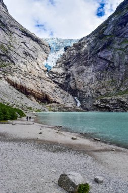 Norveç 'teki Briksdalsbren buzulu. Temiz suyu olan göl..
