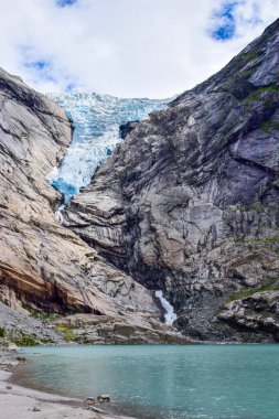 Norveç 'teki Briksdalsbreen buzulu. Temiz suyu olan göl..
