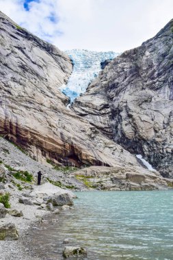 Norveç 'teki Brikdalsbren buzulu. Temiz suyu olan göl..