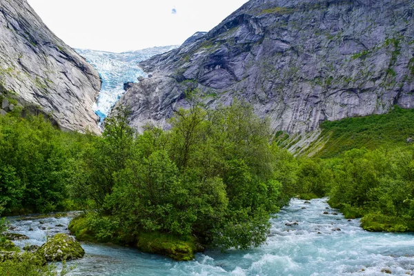 De Briksdalsbreen gletsjer in Noorwegen. Het meer met helder water. — Stockfoto