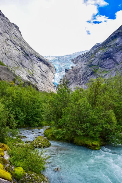 De Briksdalsbreen gletsjer in Noorwegen. Het meer met helder water. — Stockfoto