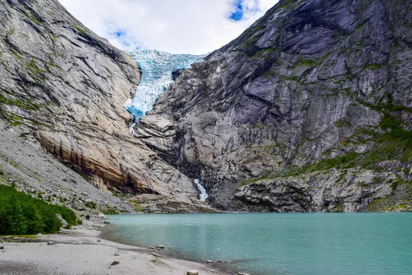 The Briksdalsbreen glacier in Norway. The lake with clear water. — Stock Photo, Image