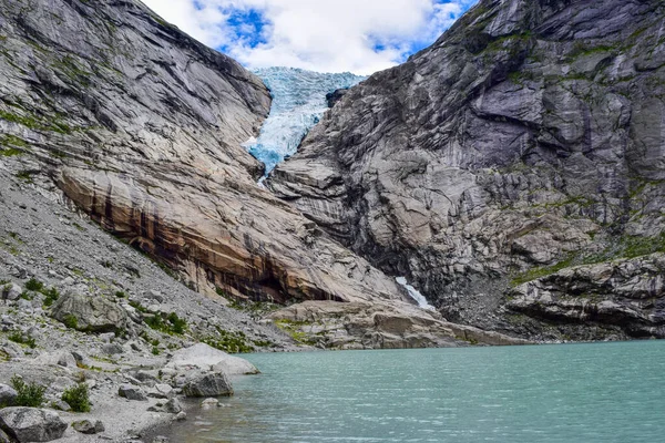 Der Gletscher Briksdalsbreen in Norwegen. Der See mit klarem Wasser. — Stockfoto