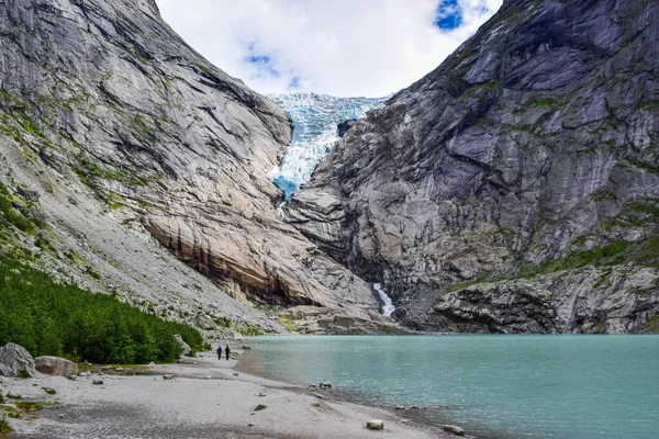 Norveç 'teki Briksdalsbreen buzulu. Temiz suyu olan göl.. — Stok fotoğraf
