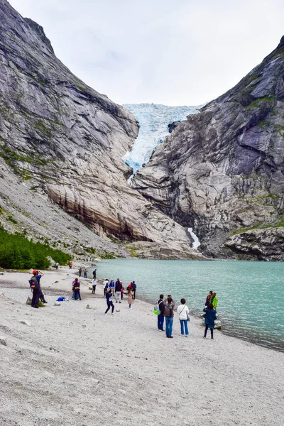 Turisti vicino al ghiacciaio Briksdalsbreen in Norvegia . — Foto Stock