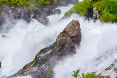 Briksdalsbreen (Briksdal) buzuluna yakın olan şelale ve nehir. Bu buzulun erimesi temiz suyla şelale ve nehri oluşturur. Jostedalsbreen Ulusal Parkı. Norveç.
