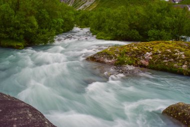 Briksdalsbreen (Briksdal) buzuluna yakın olan nehrin bulanık hareketli suyu. Bu buzulun erimesi temiz suyla şelale ve nehri oluşturur. Norveç.
