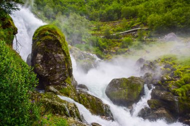 Briksdalsbreen (Briksdal) buzuluna yakın olan şelale ve nehir. Bu buzulun erimesi temiz suyla şelale ve nehri oluşturur. Jostedalsbreen Ulusal Parkı. Norveç.