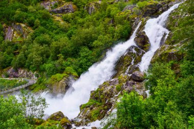 Briksdalsbreen (Briksdal) buzuluna yakın olan şelale ve nehir. Bu buzulun erimesi temiz suyla şelale ve nehri oluşturur. Jostedalsbreen Ulusal Parkı. Norveç.