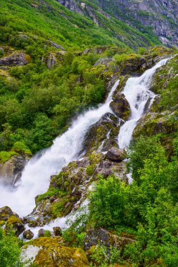 Briksdalsbreen (Briksdal) buzuluna yakın olan şelale ve nehir. Bu buzulun erimesi temiz suyla şelale ve nehri oluşturur. Jostedalsbreen Ulusal Parkı. Norveç.