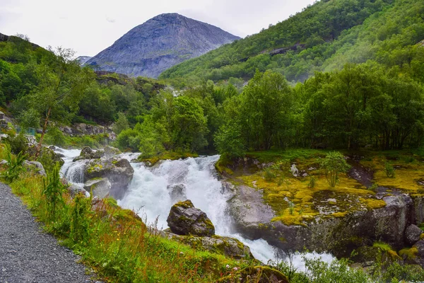 Cascata Fiume Che Trova Vicino Sentiero Ghiacciaio Briksdalsbreen Briksdal Scioglimento — Foto Stock