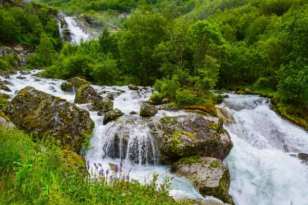 Vízesés Folyó Amely Briksdalsbreen Briksdal Gleccserhez Vezető Közelében Található Gleccser — Stock Fotó