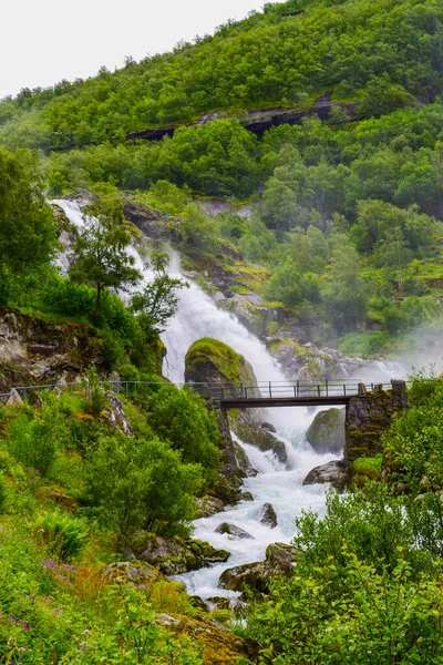 Cachoeira Rio Que Está Localizado Perto Caminho Para Geleira Briksdalsbreen — Fotografia de Stock