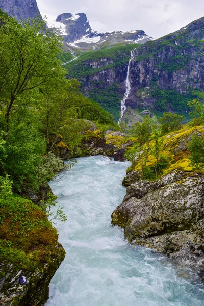 Cascade Rivière Situées Près Sentier Menant Glacier Briksdalsbreen Briksdal Fonte — Photo