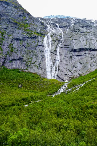 Wasserfall Und Fluss Der Nähe Des Weges Zum Briksdalsbreen Briksdal — Stockfoto