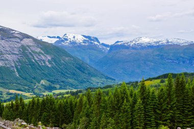 Vestland ilçesindeki Stryn belediyesindeki dağ manzarası. Bu dağlarda Jostedalsbreen Ulusal Parkı 'nın buzulları bulunur. Norveç.