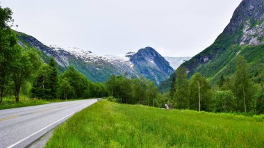 Jostedalsbreen Ulusal Parkı 'nın buzulları ve Fjaerland' deki Buzul Müzesi 'nin (Bremuseum) çevresindeki dağ manzarası. Sogn og Fjordane. Norveç. 