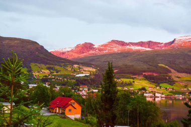 Batan güneşin son ışınları. Güzel Innvikfjord ve Innvik köyünden dağların manzarası. Innvikfjord, Sogn og Fjordane 'nin Stryn belediyesinde Nordfjord' un bir alt fiyordudur. Norveç.