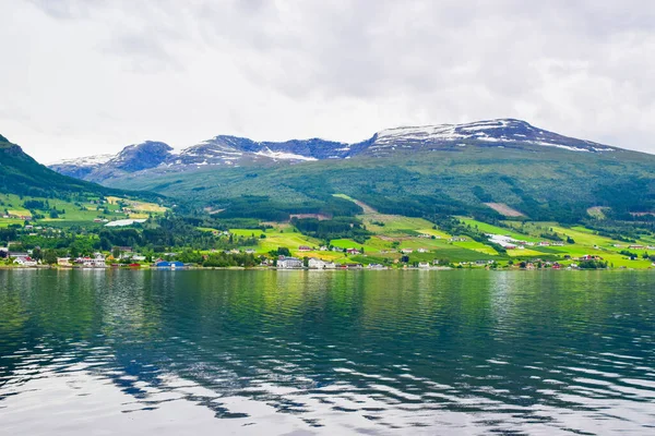 Güzel Innvikfjord Innvik Köyünden Dağların Manzarası Innvikfjord Sogn Fjordane Nin — Stok fotoğraf