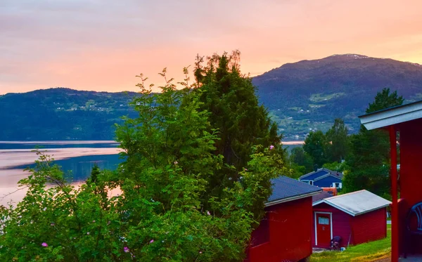 Die Letzten Strahlen Der Untergehenden Sonne Schöne Innvikfjord Und Berglandschaft — Stockfoto