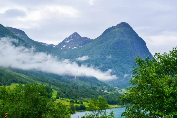 Paisaje Hermoso Lago Glacial Oldevatnet Montañas Brumosas Las Que Hay — Foto de Stock