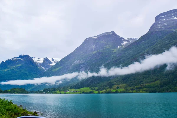 美しいOldevatnet氷河湖と霧の山の風景は Jostedalbreen国立公園の氷河があります ノルウェー — ストック写真