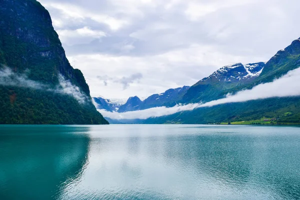 美しいOldevatnet氷河湖と霧の山の風景は Jostedalbreen国立公園の氷河があります ノルウェー — ストック写真