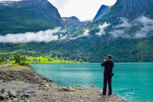 Człowiek Robi Zdjęcia Pięknego Krajobrazu Jeziora Lodowcowego Oldevatnet Mglistych Gór — Zdjęcie stockowe