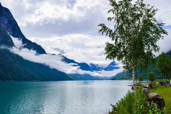 Paisaje Hermoso Lago Glacial Oldevatnet Montañas Brumosas Las Que Hay — Foto de Stock