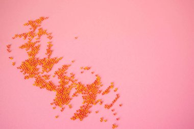 Pastel açık pembe arka planda dağınık pembe boncuklar. Tasarım için asgari biçimdeki fotokopi alanı, harf ya da metin şablonu olan konu fotoğrafı.