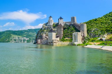 Yenilenmekte olan eski ortaçağ Golubac Kalesi, Tuna Nehri kıyısında, Djerdap Milli Parkı 'ndaki ünlü Demir Kapı veya Cerdap Boğazı yakınlarında bulunuyor. Sırbistan.