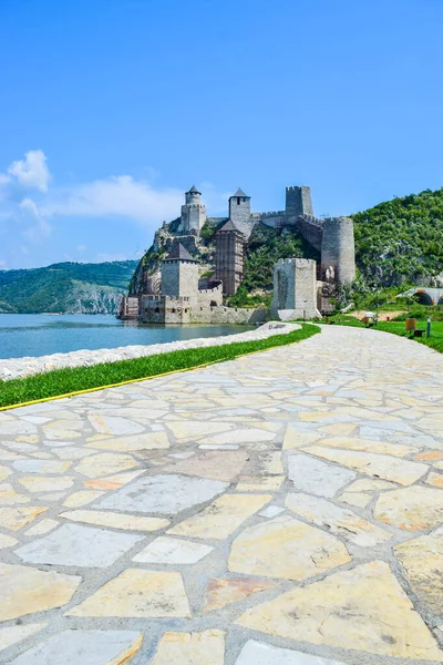 Antigua Fortaleza Medieval Golubac Que Está Siendo Restaurada Ubicada Orillas — Foto de Stock