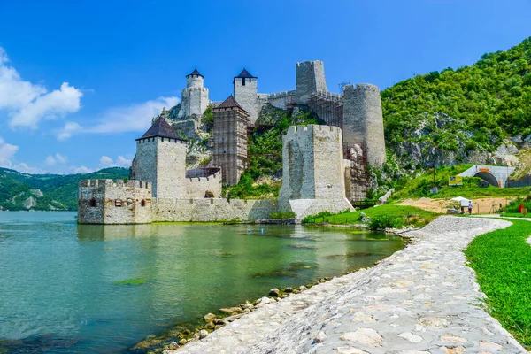 Yenilenmekte olan eski ortaçağ Golubac Kalesi, Tuna Nehri kıyısında, Djerdap Milli Parkı 'ndaki ünlü Demir Kapı veya Cerdap Boğazı yakınlarında bulunuyor. Sırbistan.