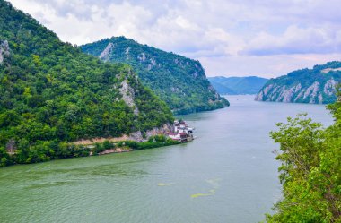 Demir Kapı veya Cerdap Vadisi - Sırbistan ve Romanya sınırındaki Cerdap Ulusal Parkı 'ndaki Tuna Nehri' ni tıka basa dolduruyor. Burası Avrupa 'daki en büyük ve en uzun vadinin en dar noktası. Sırbistan 'dan Görünüm